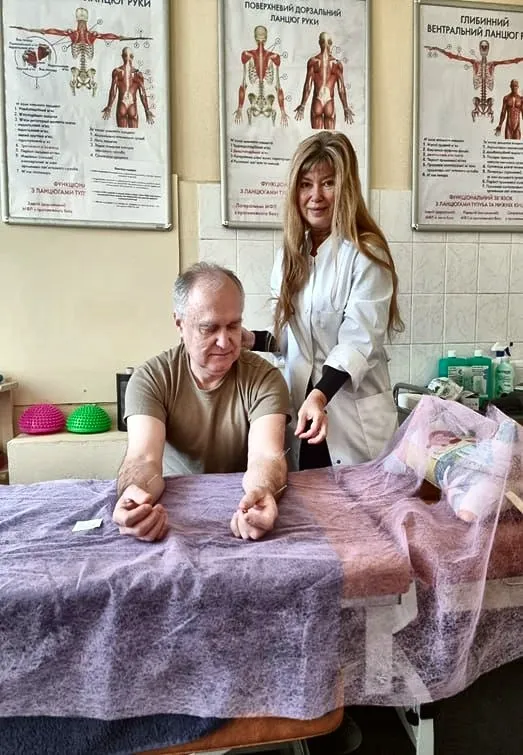 Лідія Буцька з пацієнтом у кабінеті